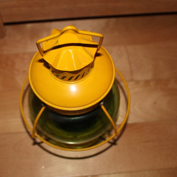 Yellow vintage lantern - Picture 3 of 3